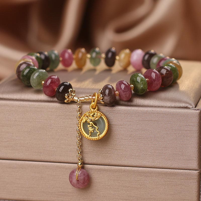 Buntes Turmalin Armband mit Blume Hase Anhänger elastisch getragen