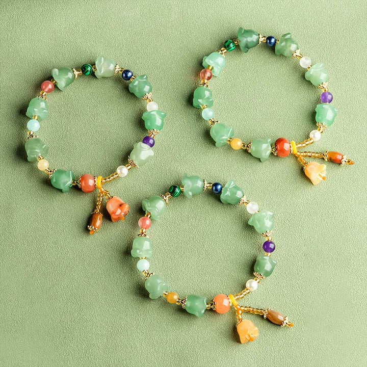Armband Grüner Aventurin mit bunten Perlen und goldenen Verzierungen.
