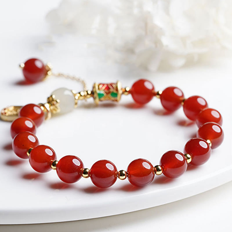 Armband Roter Achat mit goldenen Perlen und Jade Fu-Zeichen Charm.