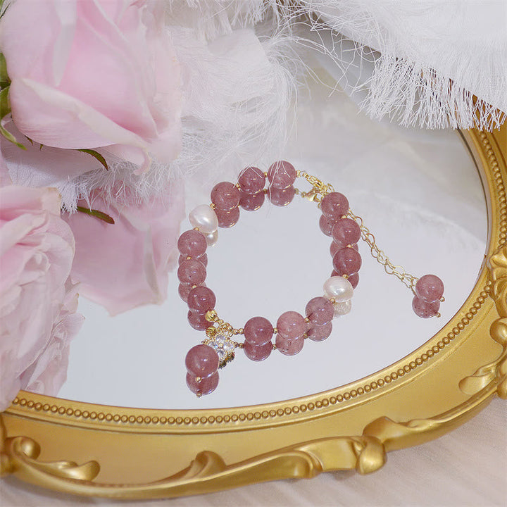 Armband Erdbeerquarz Perle Kleeblatt elegant rosa Naturstein Schmuck displayed
