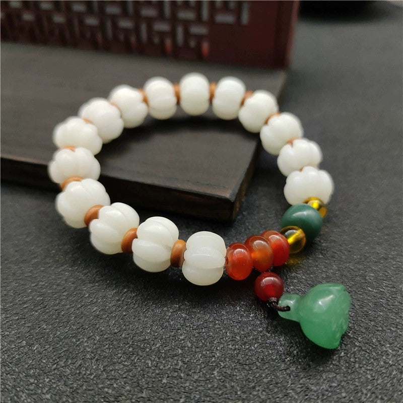 Weißes Bodhi Armband mit grünem Achat Anhänger elegant.