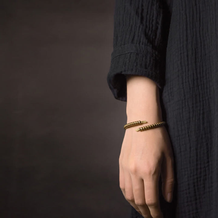 Armband Kupfer – Balance golden am Handgelenk getragen schwarzes Outfit