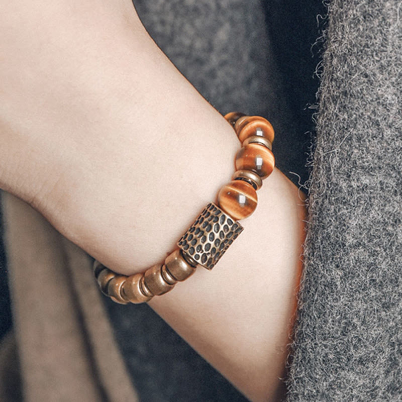 Armband Tigerauge Kupfer – Schutz am Handgelenk getragen braune Perlen