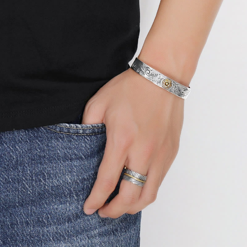 Silbernes Armband und Ring mit Kupferdetails elegant getragen.