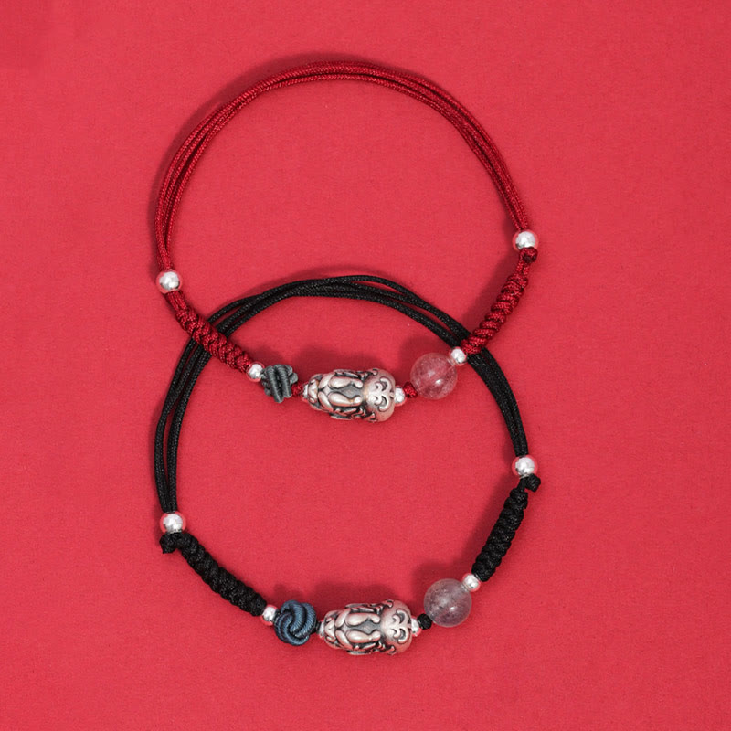Zwei Armbänder mit Pixiu Charm, Erdbeerquarz und Silberperlen elegant arrangiert.