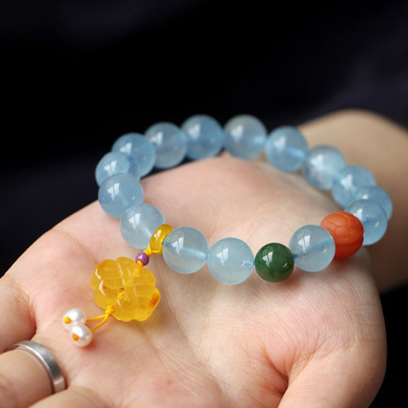 Armband Aquamarin – Frieden mit gelbem Anhänger am Handgelenk getragen