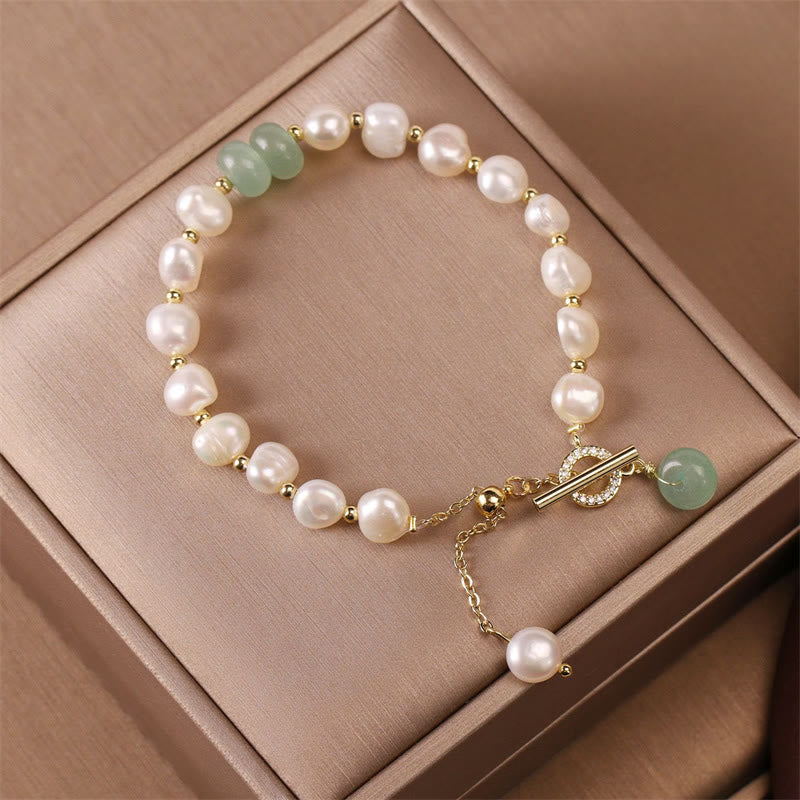 Elegantes Armband mit weißen Perlen und grünem Jade Stein.