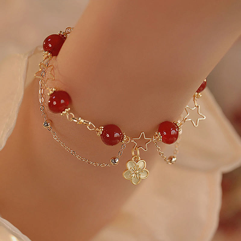 Armband Roter Achat Stern – Ruhe am Handgelenk mit goldenen Kettendetails getragen