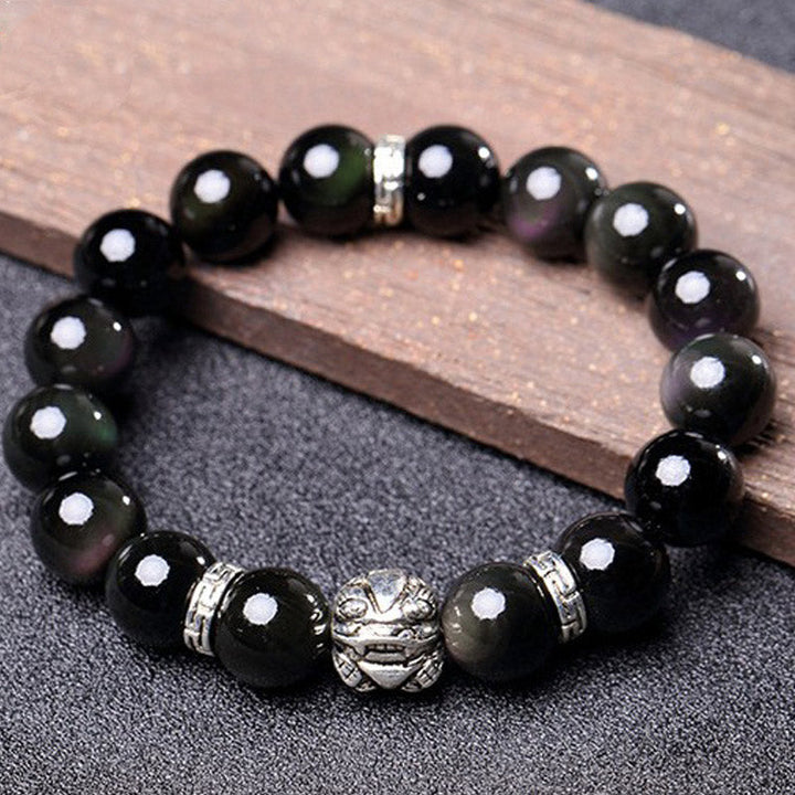 Schwarzes Obsidian Pixiu Armband mit silbernen Perlenabstandshaltern elegant.