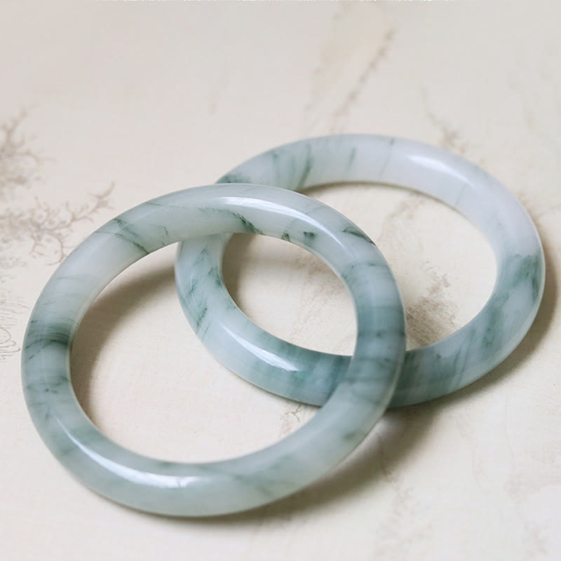 Jade Armband Luck zwei grüne Marmor Armbänder auf hellem Hintergrund