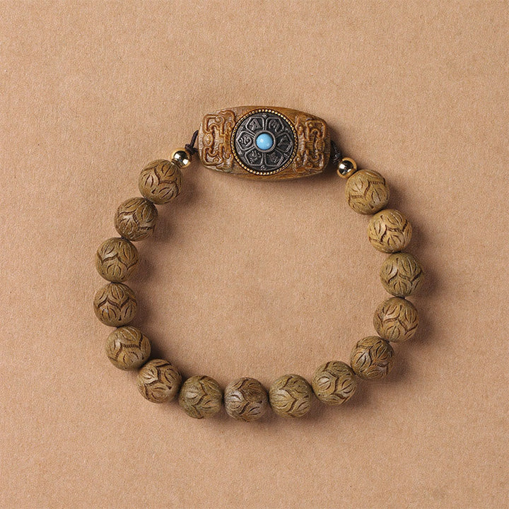 Sandelholz Armband mit Om Mani Padme Hum Verschluss auf beigem Hintergrund