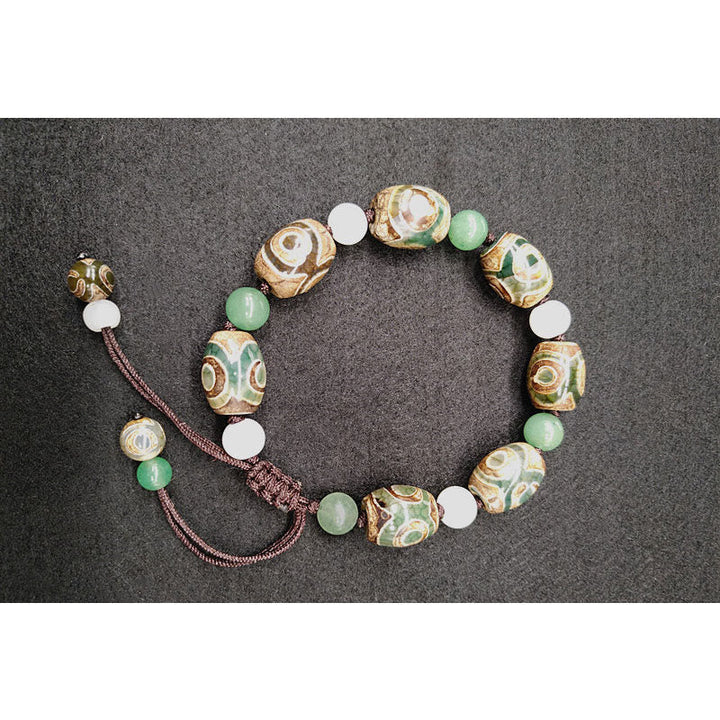 Armband Dzi Perle mit grünem Jade und weißen Perlen Schutz Glück.