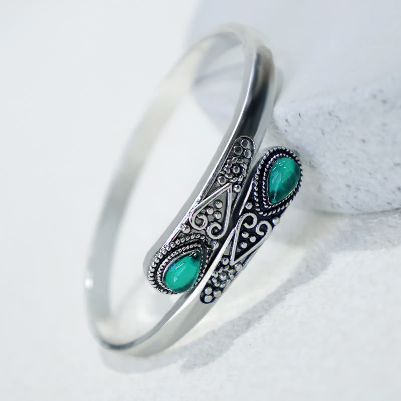 Silbernes Armband mit grünen Malachit-Steinen Boho-Design Detailaufnahme