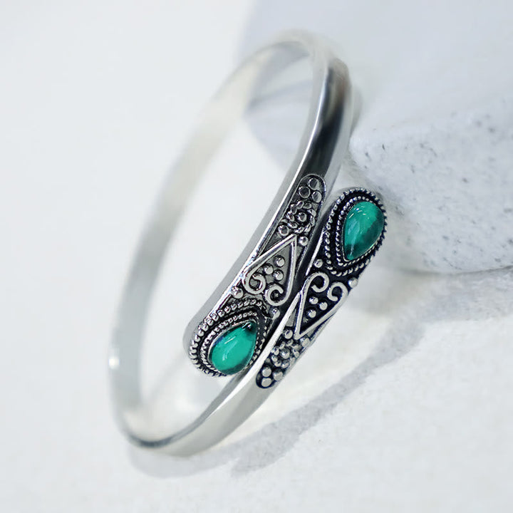 Silbernes Armband mit grünen Malachit-Steinen Boho-Design Detailaufnahme