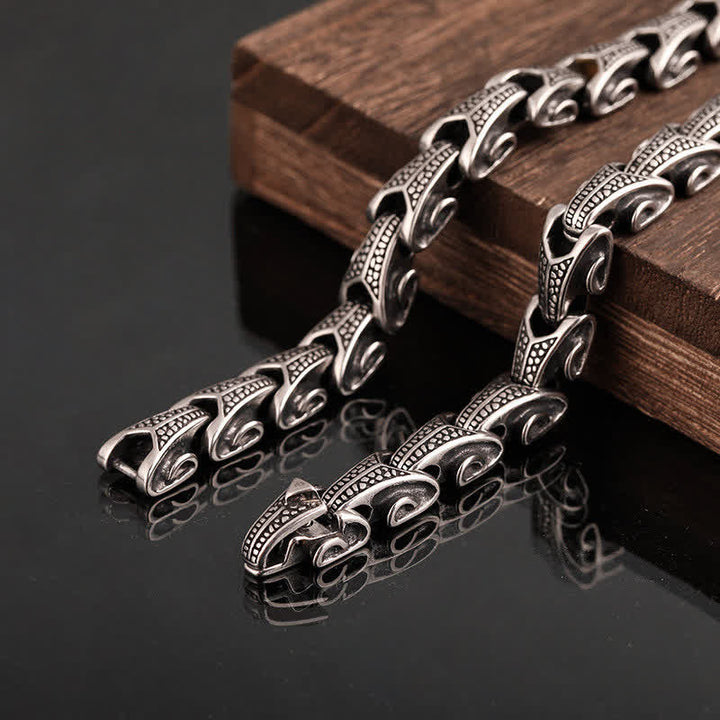 Silbernes Drachen-Armband auf Holz, elegantes Design, Schutz Balance.
