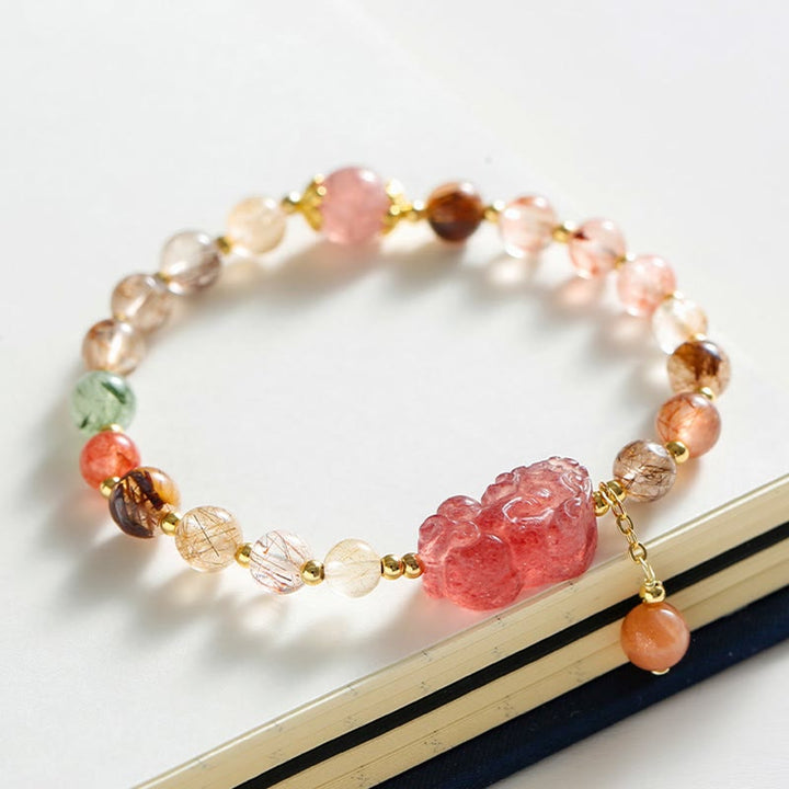 Armband Erdbeerquarz Pixiu mit rosa Steinen elastisch getragen