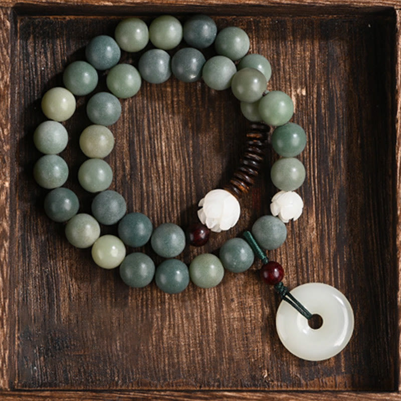 Bodhi Jade Lotus Armband mit grünen Steinen und weißem Anhänger Frieden.