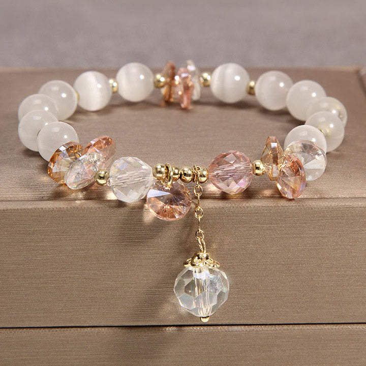 Elegantes Armband mit weißen Perlen und rosa Kristallen Anhänger.