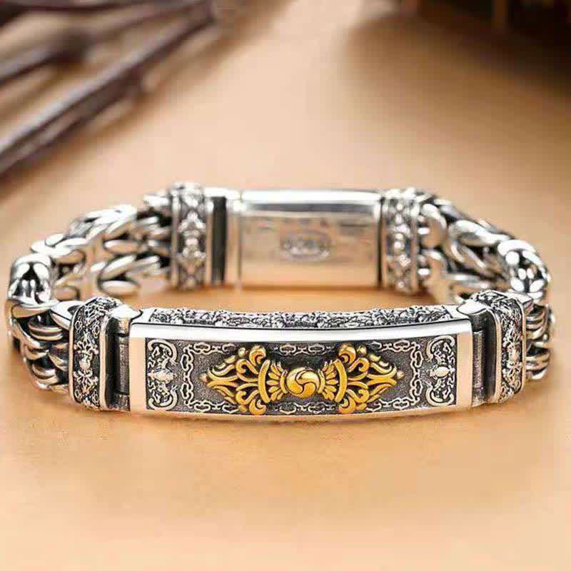 Silbernes Armband mit goldenem Ornament am Handgelenk getragen