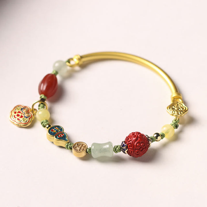 Armband Auspicious mit roten Karneol Perlen und Jade Steinen.