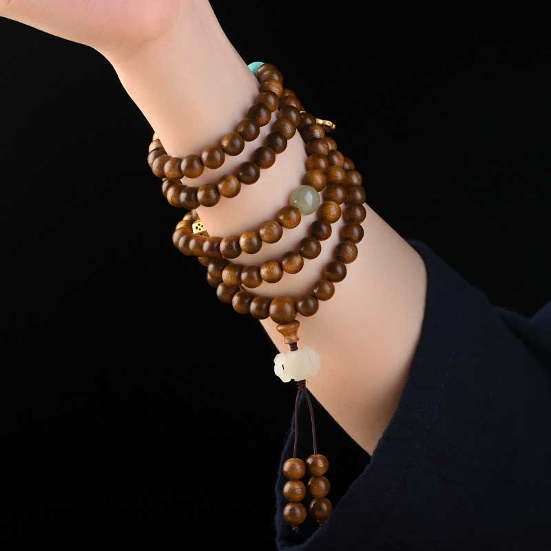 Mala Rosenholz – Schutz & Ruhe Armband am Handgelenk mit braunen Perlen getragen