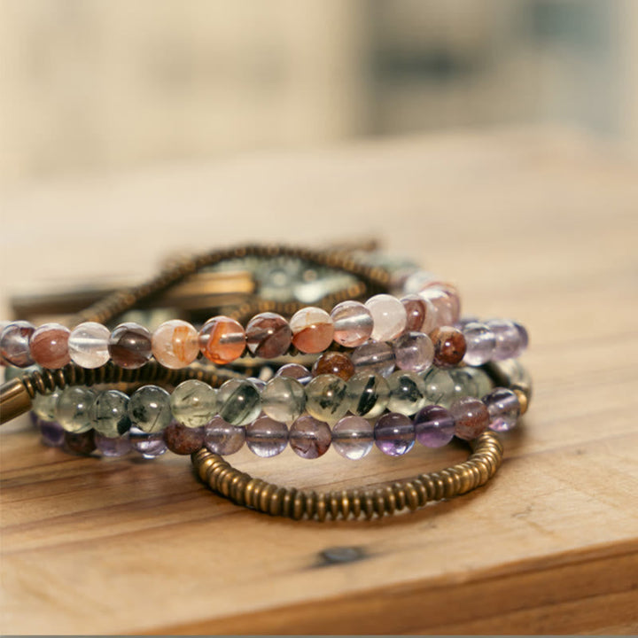 Armband Kupfer – Liebe mit Natursteinen und Perlen auf Holz.