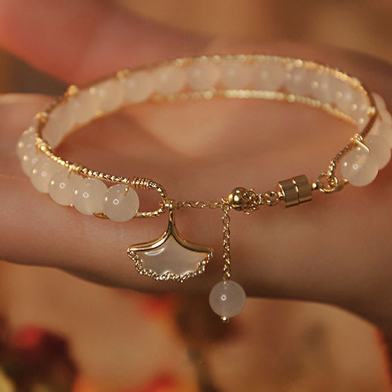 Jade Ginkgo Blatt Armband mit Glücksbringer Gold elegant am Handgelenk