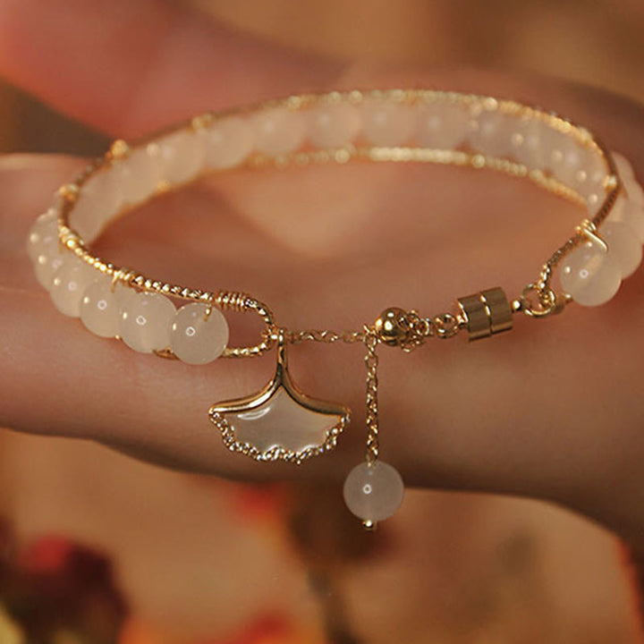 Jade Ginkgo Blatt Armband mit Glücksbringer Gold elegant am Handgelenk