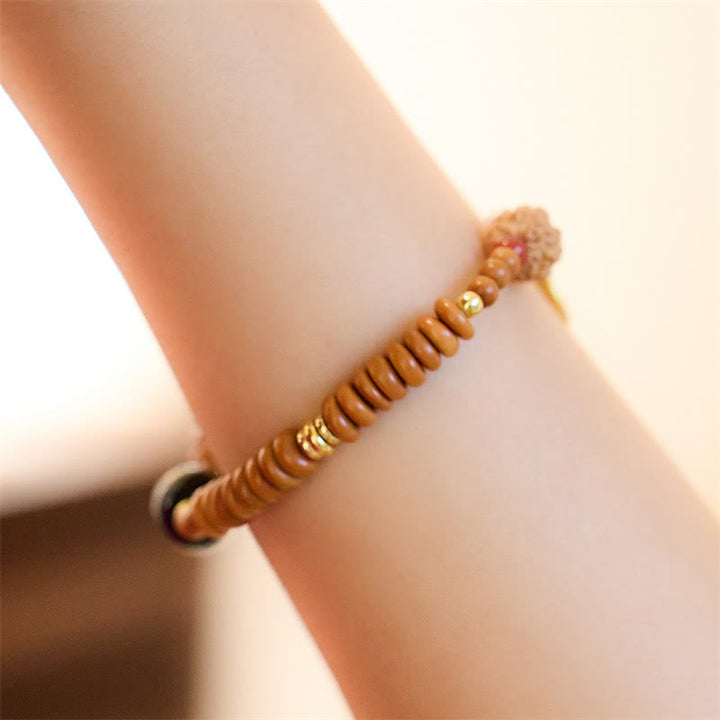 Bodhi Samen Armband mit schwarzem Onyx Stein am Handgelenk getragen