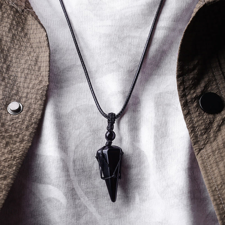 Schwarze Obsidian Kette Spitze Anhänger am Hals getragen Naturstein