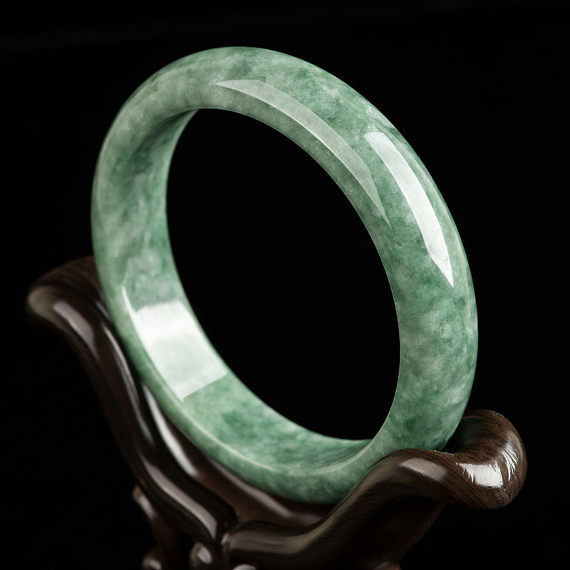 Grünes Jade Armband auf Holzständer, poliert, glänzend, Naturstein Schmuck