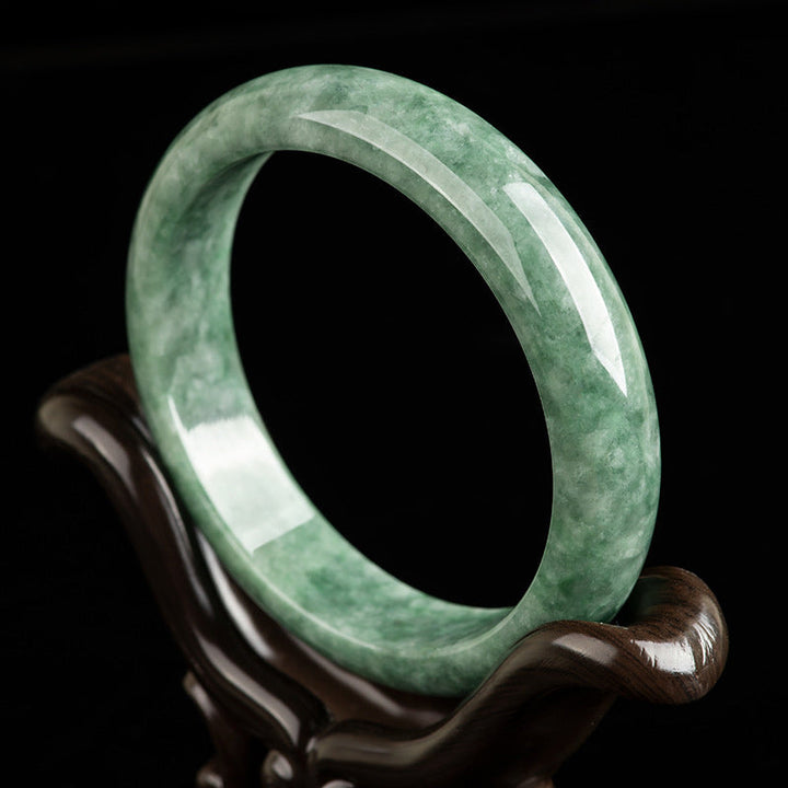 Grünes Jade Armband auf Holzständer, poliert, glänzend, Naturstein Schmuck