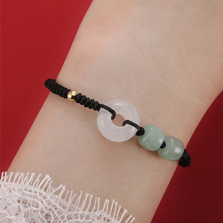 Armband Grüner Aventurin Weiße Jade Paar am Handgelenk getragen schwarze Schnur