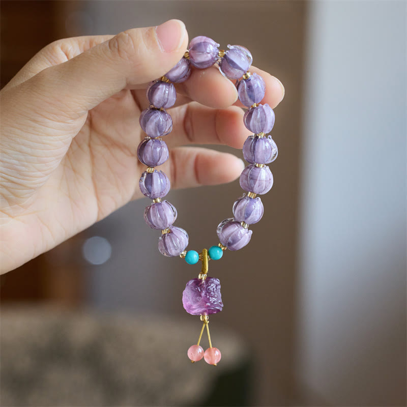 Armband Fluorit Lotus mit lila Perlen und türkisen Akzenten Handgelenk