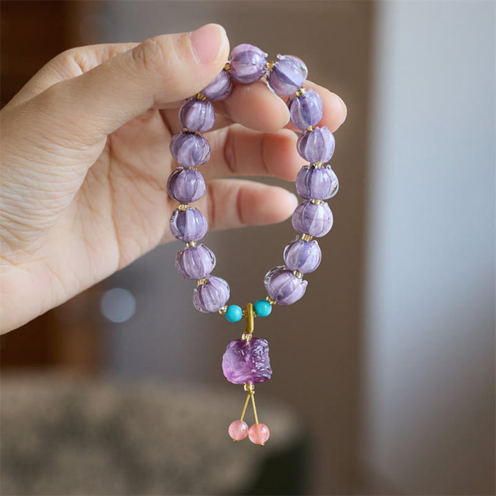 Armband Fluorit Lotus mit lila Perlen und türkisen Akzenten Handgelenk
