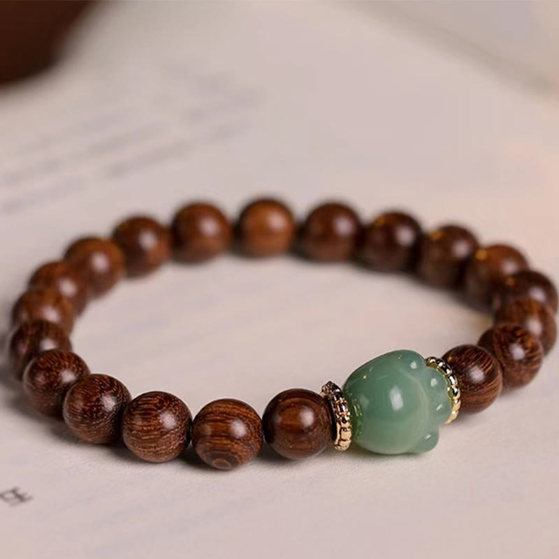Sandelholz Armband mit grünem Jadeit-Stein elegant präsentiert.