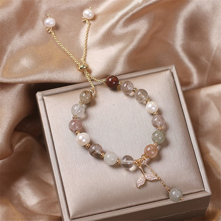 Armband Erdbeerquarz mit Perlen und Fischschwanz Anhänger elegant.