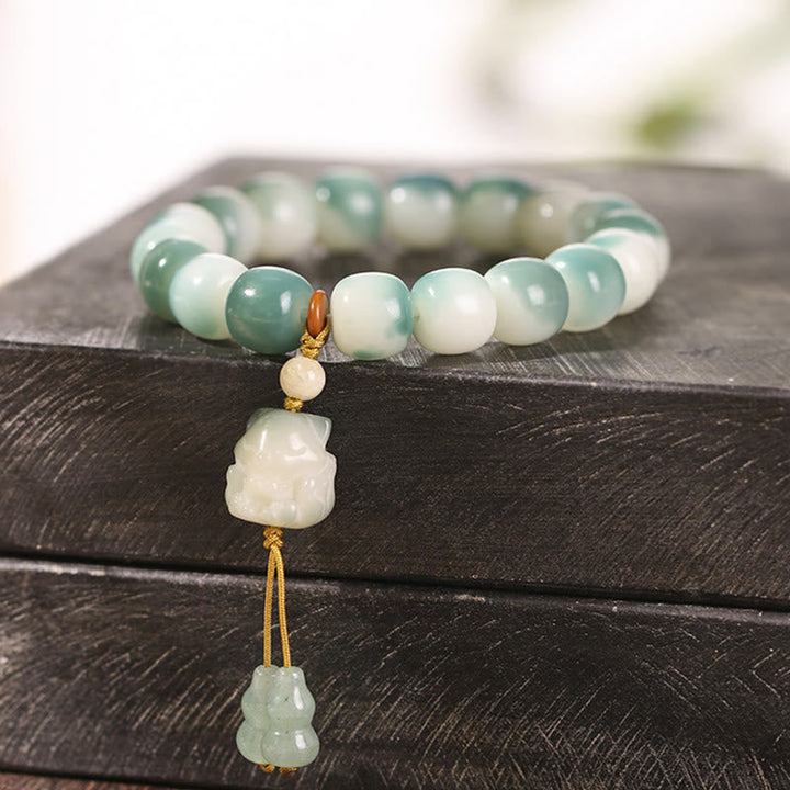 Jade Armband mit grünen weißen Perlen und Anhänger elegant.