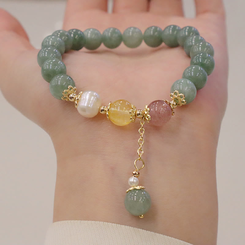 Armband Erdbeerquarz Perle Jade grün elegant Handgelenk getragen Glück Fülle