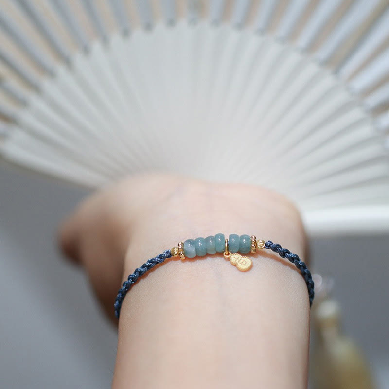 Jade Armband mit blauen Perlen am Handgelenk eleganter Schmuck