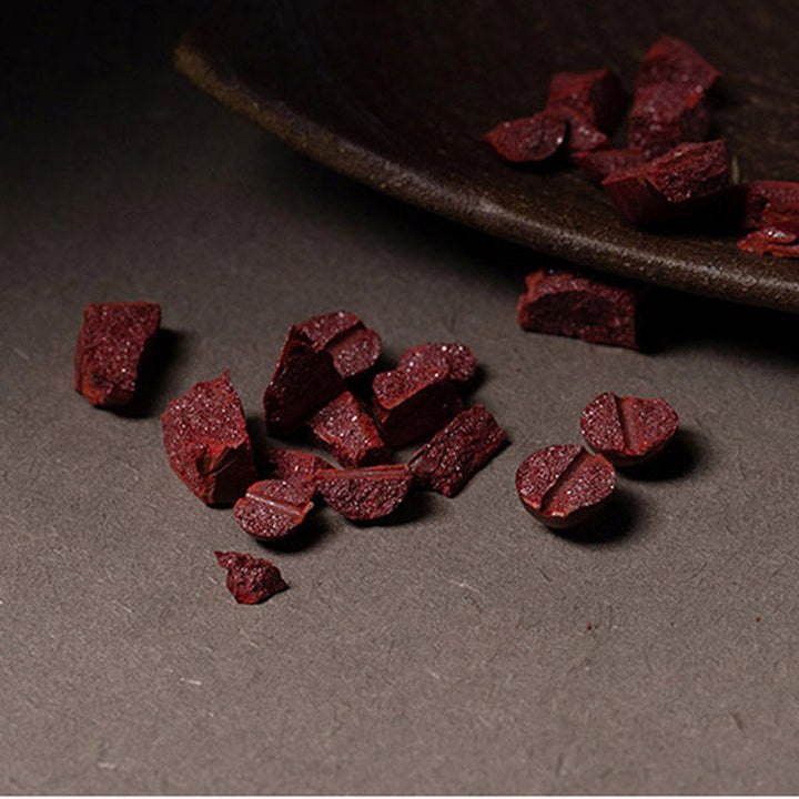 Zinnober Rohsteine rote Kristalle Naturmaterial dunkler Untergrund Schmucksteine