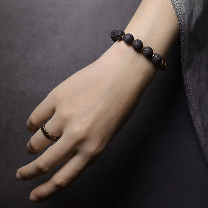 Armband Obsidian Kupfer – Heilung schwarze Perlen Handgelenk getragen