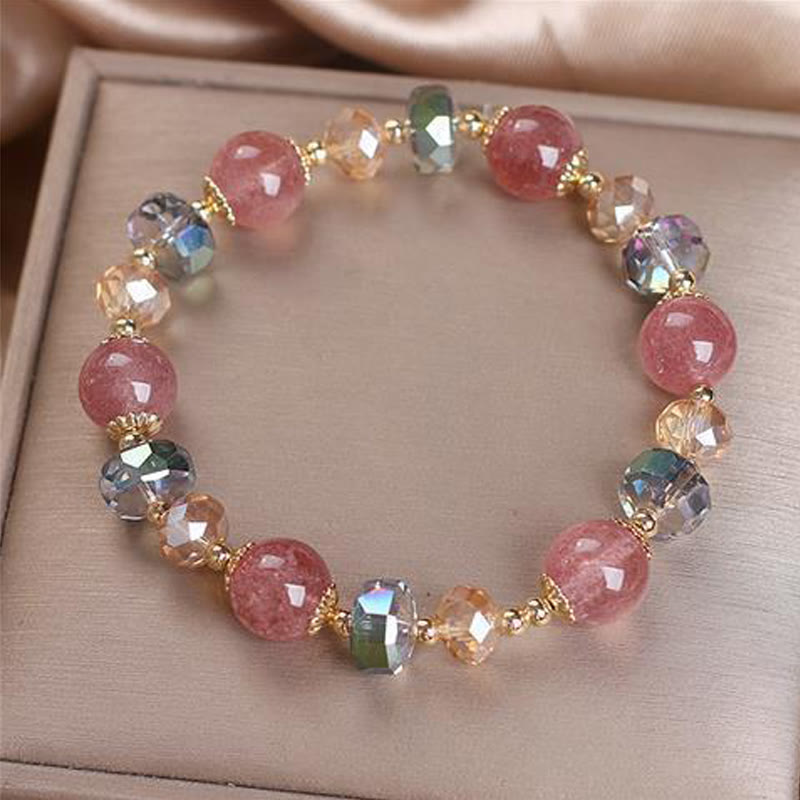 Armband Erdbeerquarz Kristall rosé Perlen goldene Fassung Nahaufnahme