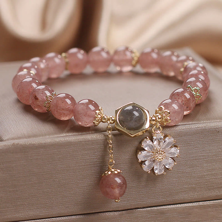 Armband Erdbeerquarz Kristall mit Blütenanhänger elegantes Design Naturstein