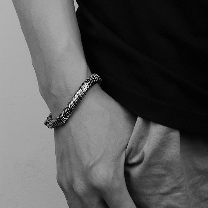 Silbernes Armband 925 mit Rillenstruktur elegant am Handgelenk getragen.