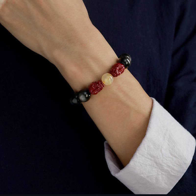 Armband Obsidian Zinnober Om Mani Padme Hum am Handgelenk getragen
