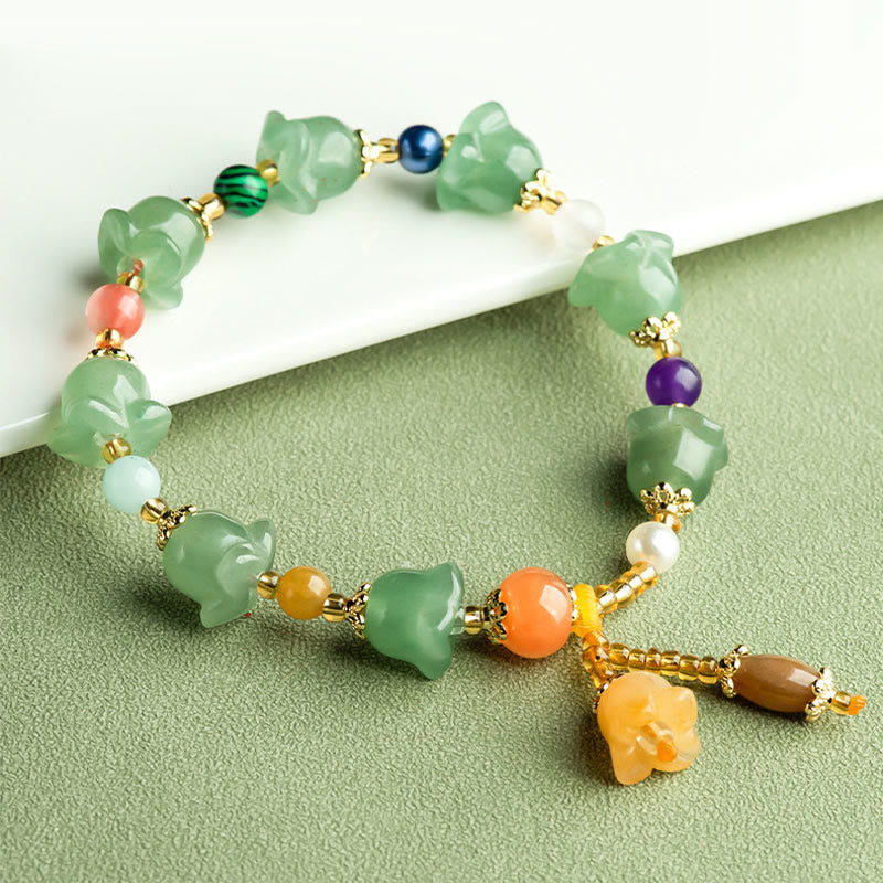 Armband Grüner Aventurin mit bunten Edelsteinen und goldfarbenen Perlen.