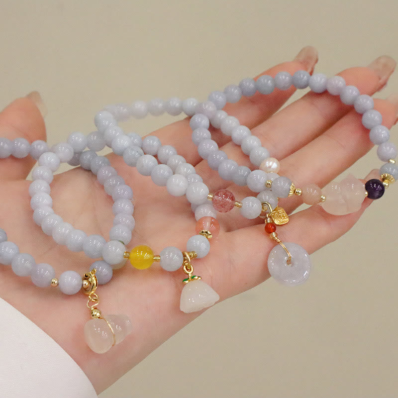 Hellblaue Aquamarin Armbänder mit Anhängern in der Hand getragen.
