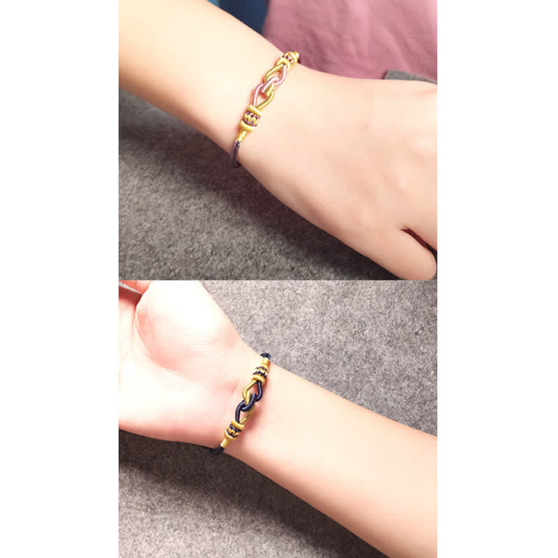 Geflochtes Armband Knotting Faith Stärke goldfarben am Handgelenk getragen.