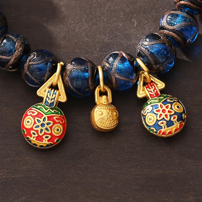 Armband mit blauen Perlen und goldenen Glücksbringern Anhängern Schmuck